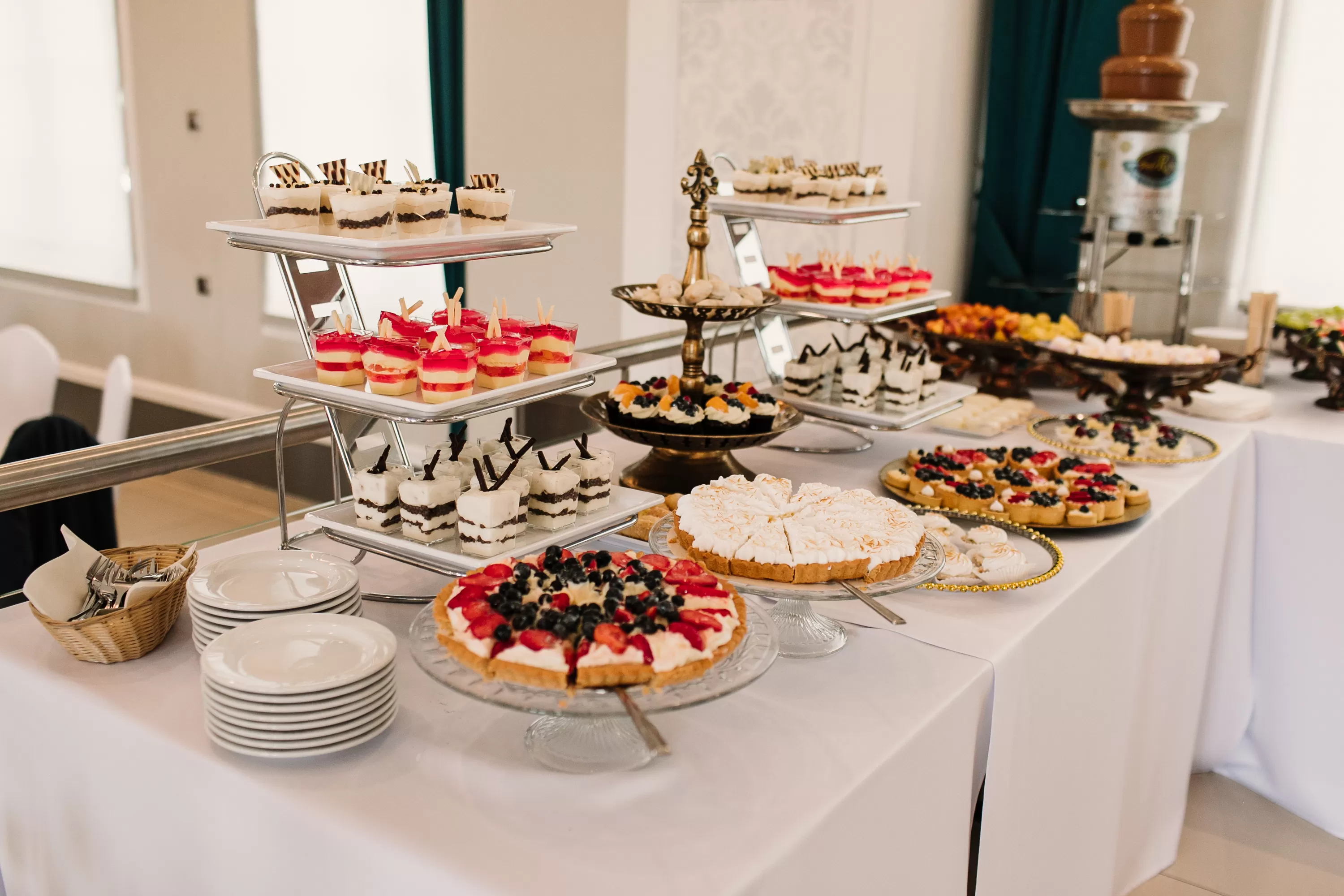 wesele klaudii i kamila u stóp wiśnickiego zamku kmitów i lubomirskich w wiśniczu wesele kraków bochnia małopolska wedding day wedding inspiration ślubne inspiracje wesele marzeń szukam sali na wesele szukam miejsca na wesele sala weselna z noclegami szukam ogrodu na ślub w plenerzze gdzie wesele gdzie ślub ślub cywilny wyjątkowe miejsca na ślub wymarzone wesele szukam dobrej sali jakie ceny wesela Fot: Antonina Bukowska Fotografia