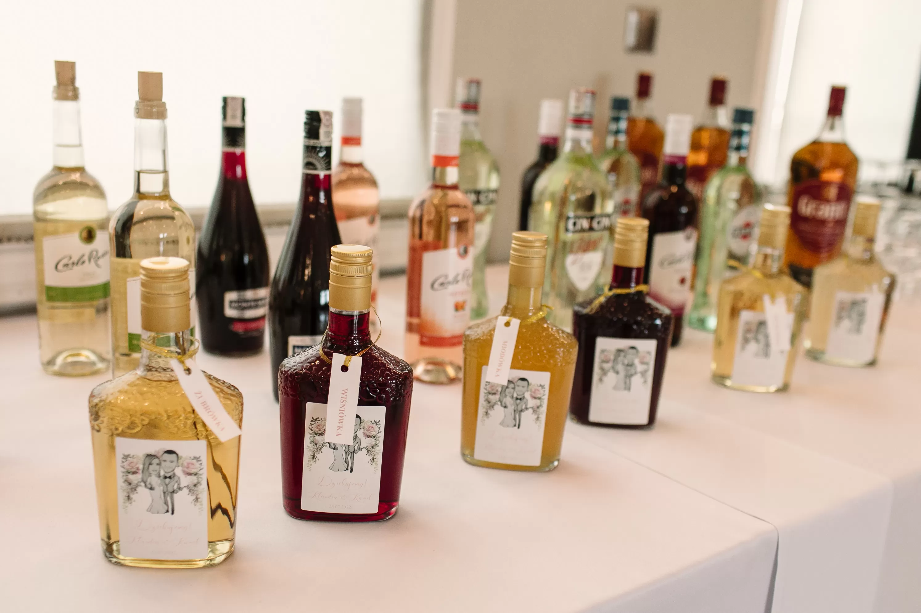 wesele klaudii i kamila u stóp wiśnickiego zamku kmitów i lubomirskich w wiśniczu wesele kraków bochnia małopolska wedding day wedding inspiration ślubne inspiracje wesele marzeń szukam sali na wesele szukam miejsca na wesele sala weselna z noclegami szukam ogrodu na ślub w plenerzze gdzie wesele gdzie ślub ślub cywilny wyjątkowe miejsca na ślub wymarzone wesele szukam dobrej sali jakie ceny wesela Fot: Antonina Bukowska Fotografia