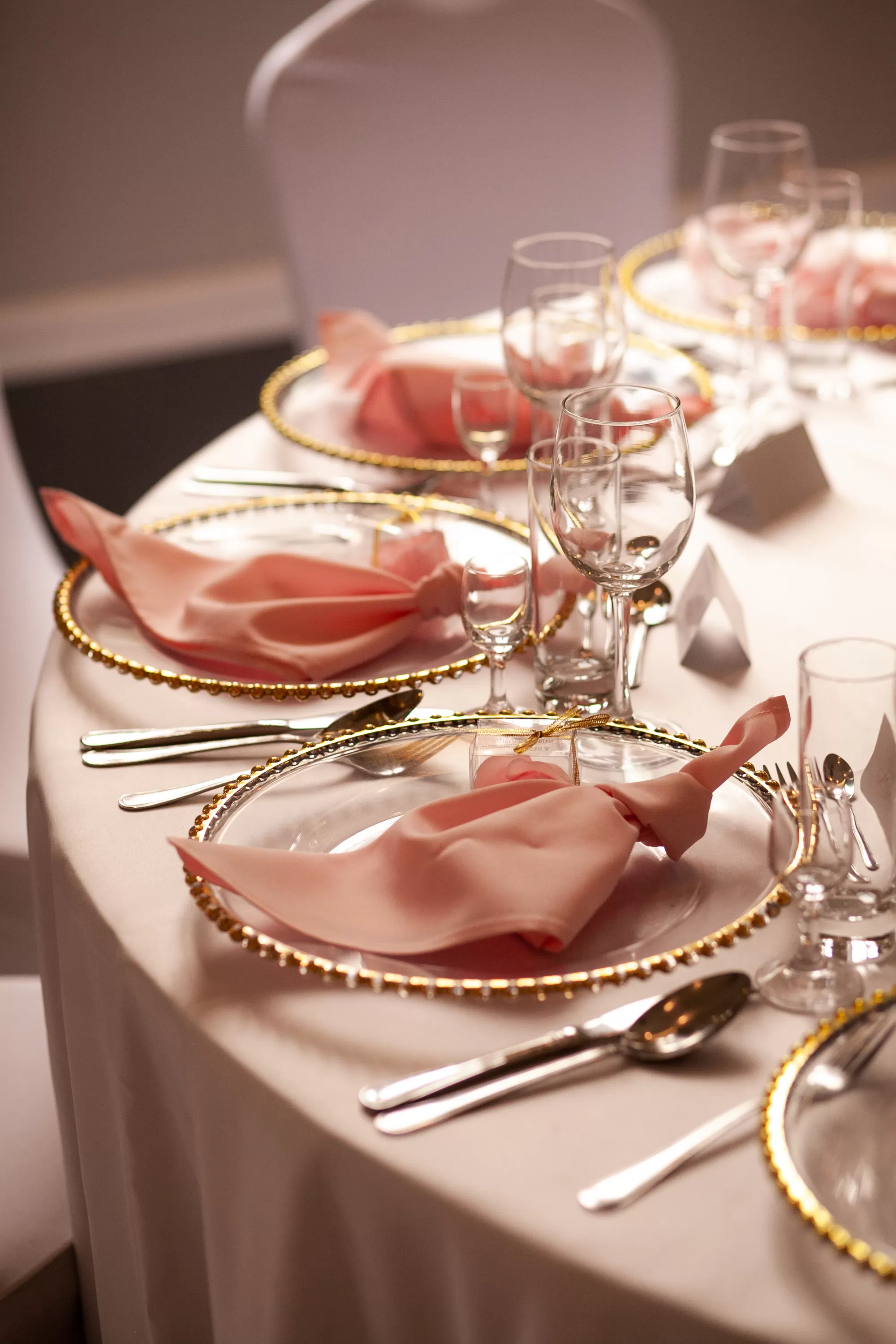 wesele klaudii i kamila u stóp wiśnickiego zamku kmitów i lubomirskich w wiśniczu wesele kraków bochnia małopolska wedding day wedding inspiration ślubne inspiracje wesele marzeń szukam sali na wesele szukam miejsca na wesele sala weselna z noclegami szukam ogrodu na ślub w plenerzze gdzie wesele gdzie ślub ślub cywilny wyjątkowe miejsca na ślub wymarzone wesele szukam dobrej sali jakie ceny wesela Fot: Antonina Bukowska Fotografia