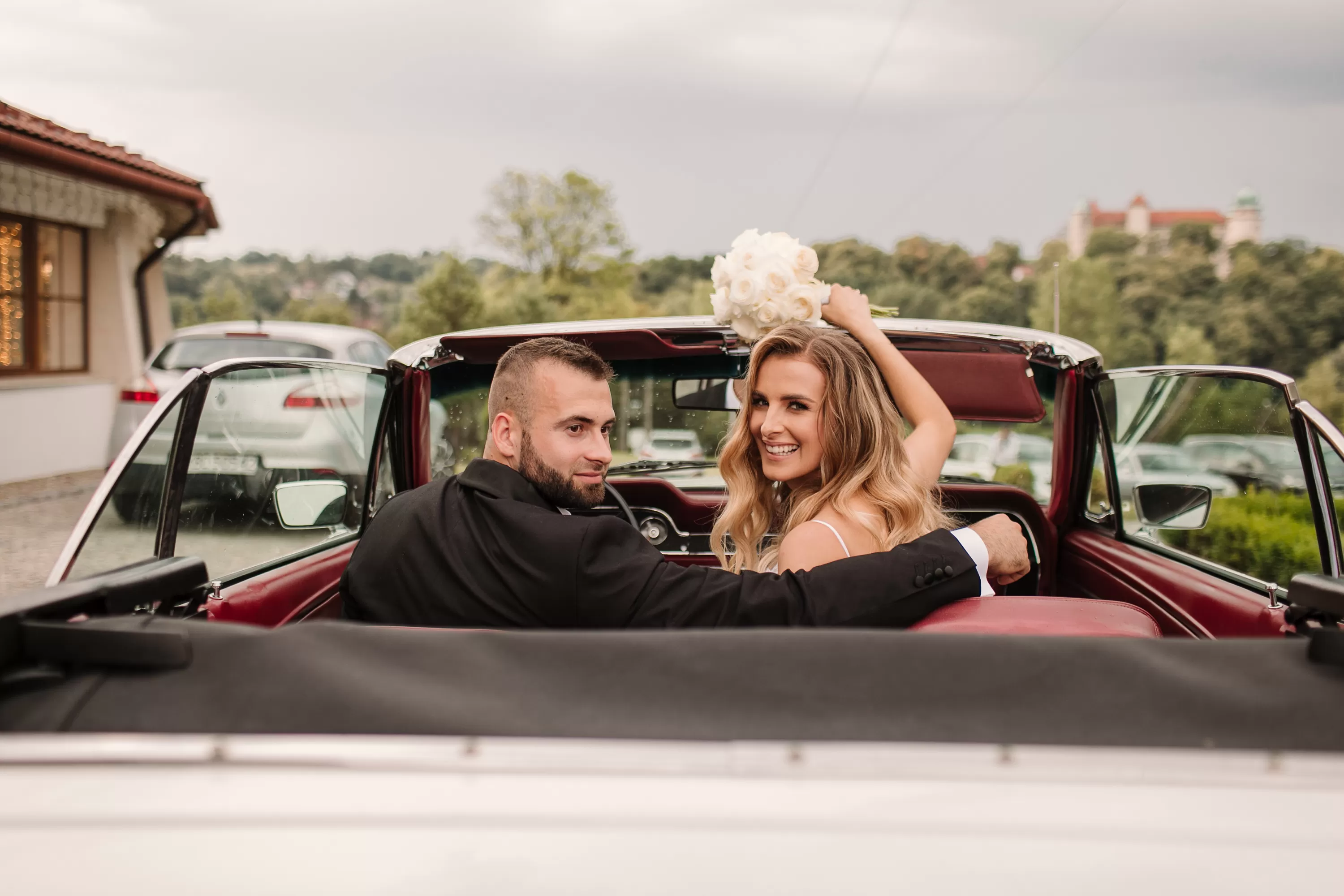 wesele klaudii i kamila u stóp wiśnickiego zamku kmitów i lubomirskich w wiśniczu wesele kraków bochnia małopolska wedding day wedding inspiration ślubne inspiracje wesele marzeń szukam sali na wesele szukam miejsca na wesele sala weselna z noclegami szukam ogrodu na ślub w plenerzze gdzie wesele gdzie ślub ślub cywilny wyjątkowe miejsca na ślub wymarzone wesele szukam dobrej sali jakie ceny wesela Fot: Antonina Bukowska Fotografia