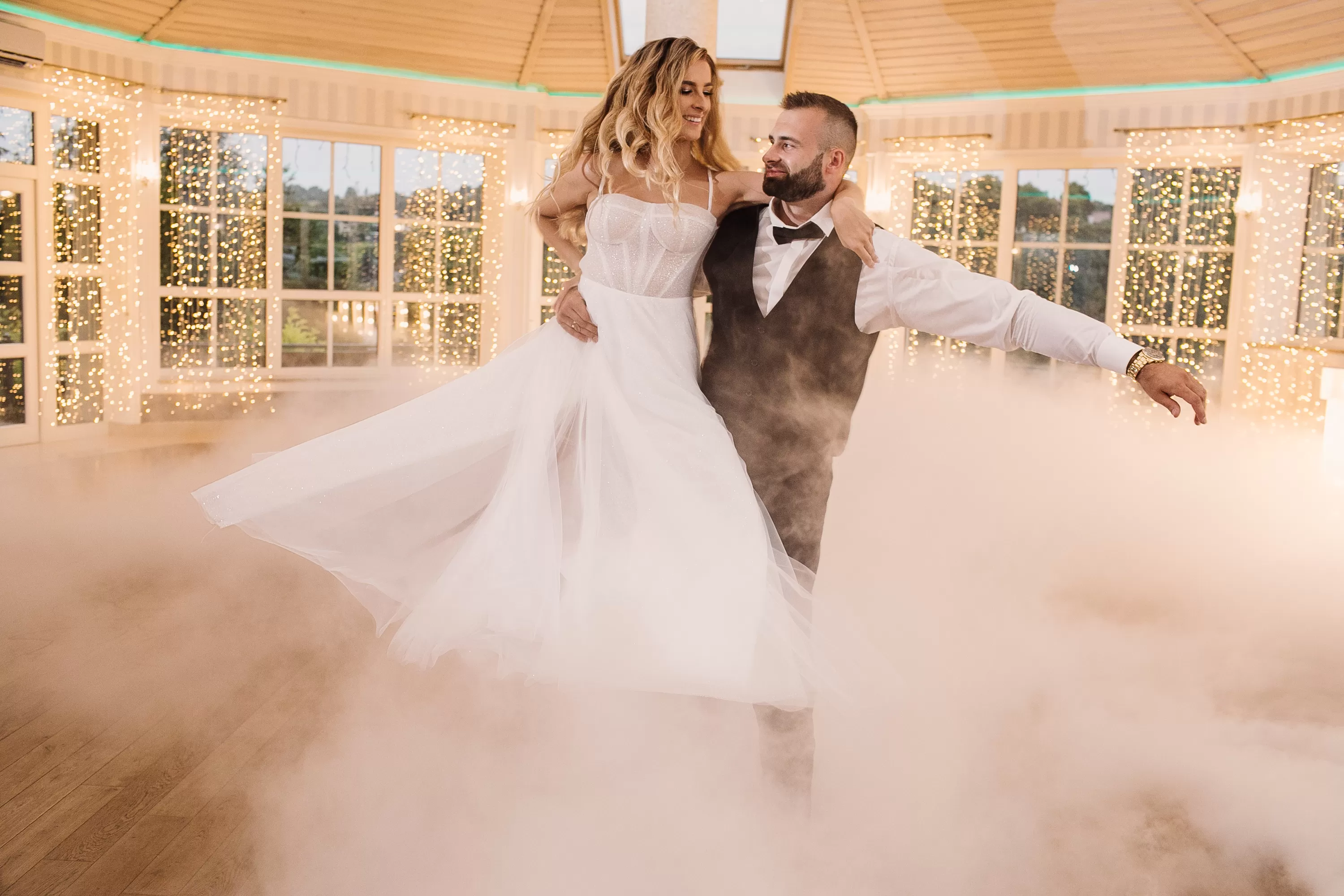 wesele klaudii i kamila u stóp wiśnickiego zamku kmitów i lubomirskich w wiśniczu wesele kraków bochnia małopolska wedding day wedding inspiration ślubne inspiracje wesele marzeń szukam sali na wesele szukam miejsca na wesele sala weselna z noclegami szukam ogrodu na ślub w plenerzze gdzie wesele gdzie ślub ślub cywilny wyjątkowe miejsca na ślub wymarzone wesele szukam dobrej sali jakie ceny wesela Fot: Antonina Bukowska Fotografia
