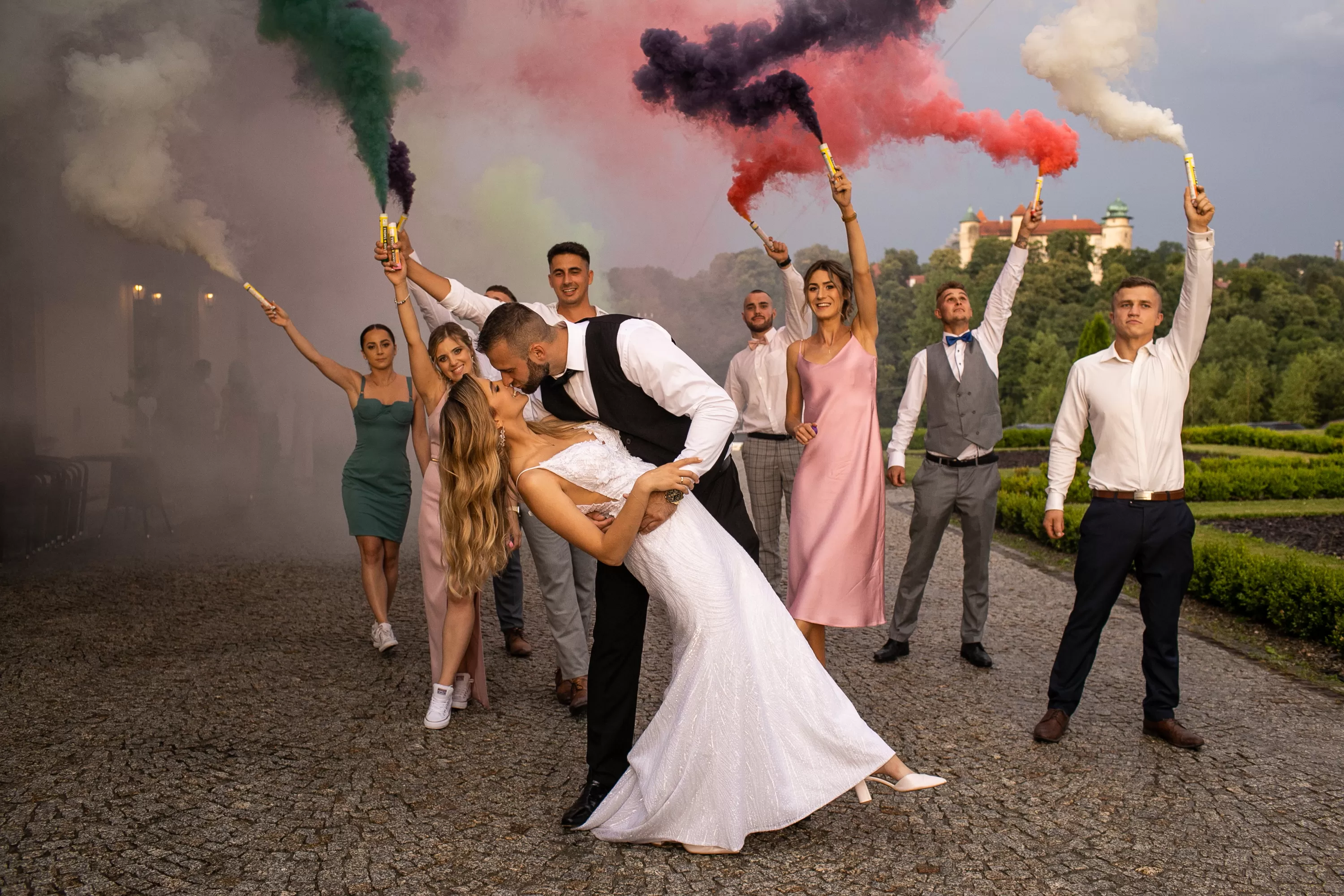 wesele klaudii i kamila u stóp wiśnickiego zamku kmitów i lubomirskich w wiśniczu wesele kraków bochnia małopolska wedding day wedding inspiration ślubne inspiracje wesele marzeń szukam sali na wesele szukam miejsca na wesele sala weselna z noclegami szukam ogrodu na ślub w plenerzze gdzie wesele gdzie ślub ślub cywilny wyjątkowe miejsca na ślub wymarzone wesele szukam dobrej sali jakie ceny wesela Fot: Antonina Bukowska Fotografia